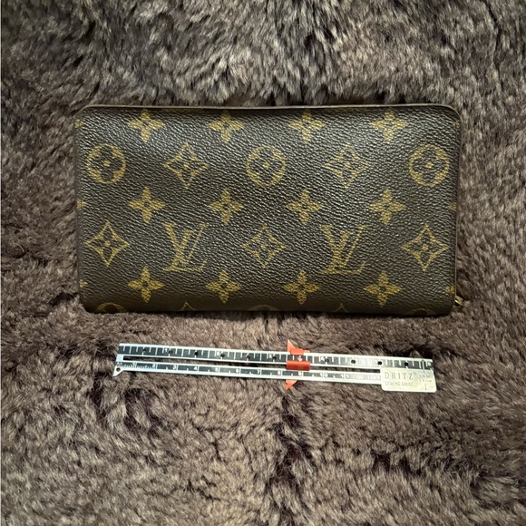 Louis Vuitton Brown and Gold Monogram Clutch mono zippy - Picture 1 of 11